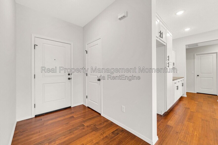 Building Photo - 749 E Penzance Cir