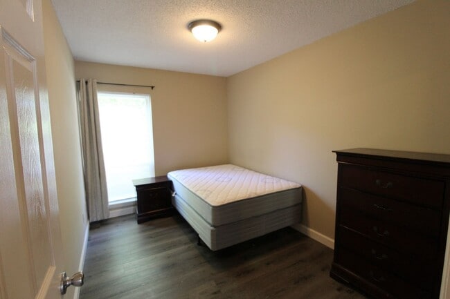 Building Photo - 1319 Bradley Dr