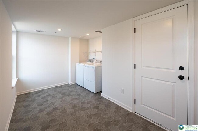 Building Photo - 560 Long St