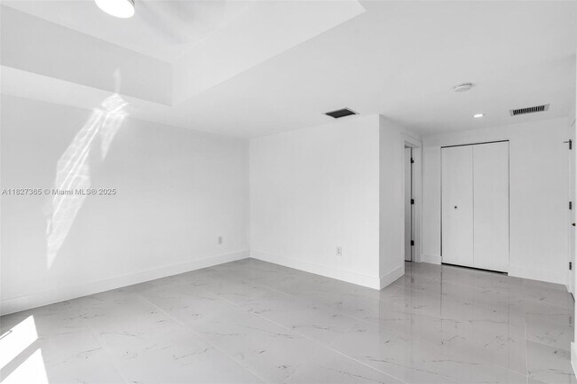 Building Photo - 2510 SW 2nd Ave