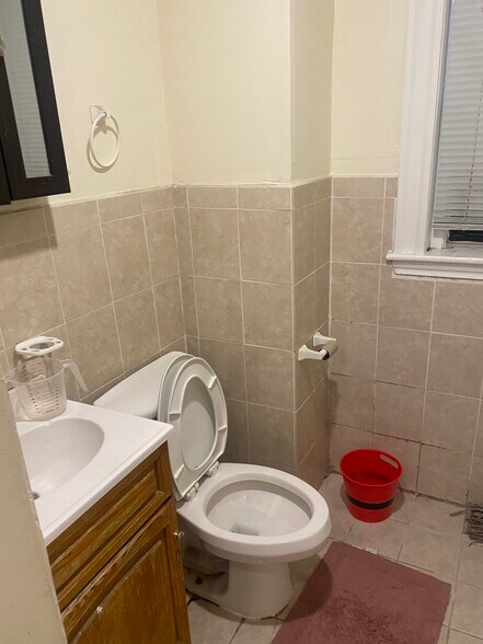 Building Photo - 378 Riverway