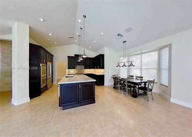 Building Photo - 405 Sabal Way