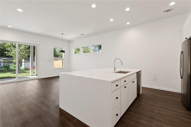 Building Photo - 603 Bissonet Ln