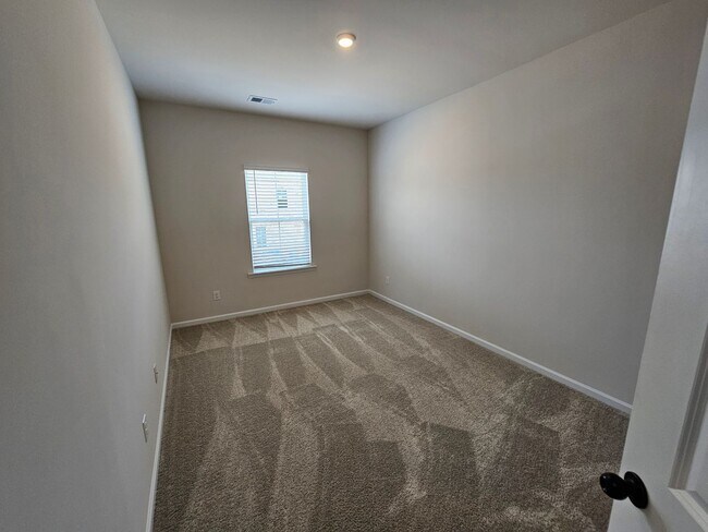 Building Photo - Like New Townhome in Mint Hill