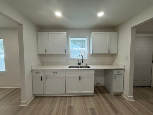 Building Photo - New Listing-Super cute newly renovated 3 BDRM