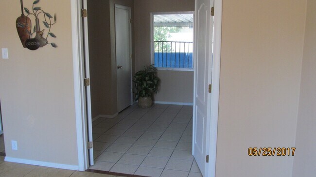 Building Photo - ASU AREA - REMODELED 5BR 2BA HOUSE SWIMMIN...