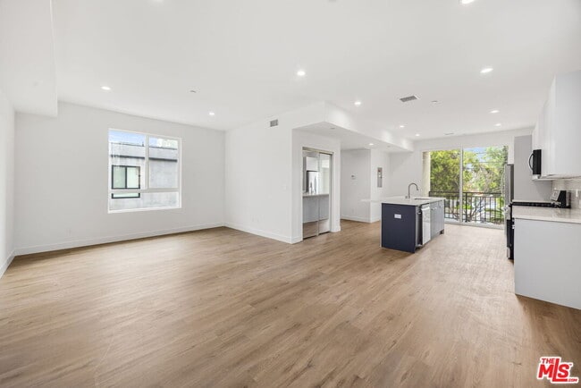 Building Photo - 11255 Hatteras St