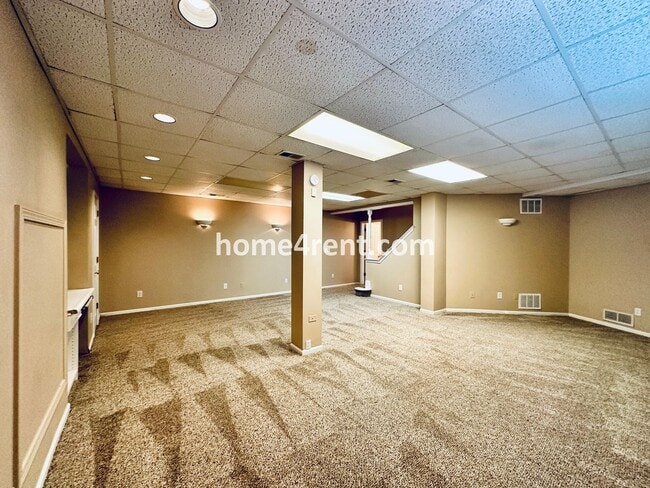 Building Photo - Beautiful, Spacious Home w/ Open Floor Pla...