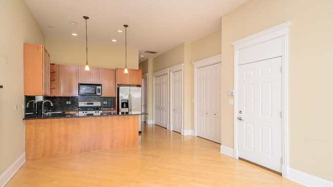 Building Photo - 1910 W Armitage Ave