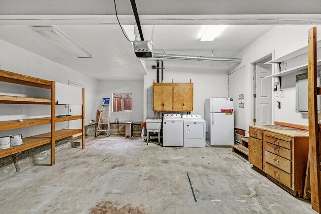 Building Photo - Stunning San Carlos 5 bedroom 4 bathroom H...