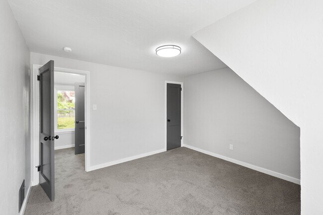 Building Photo - Charming 2 bedroom home in Versailles available August 1!