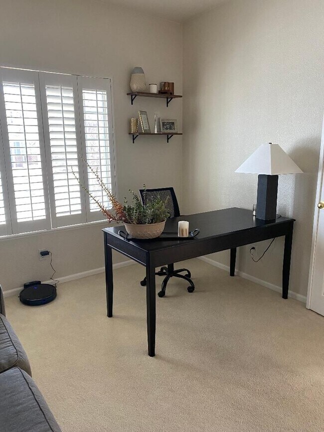 Building Photo - Lovely 2 Bed Plus Office Ranch Home on Eastside