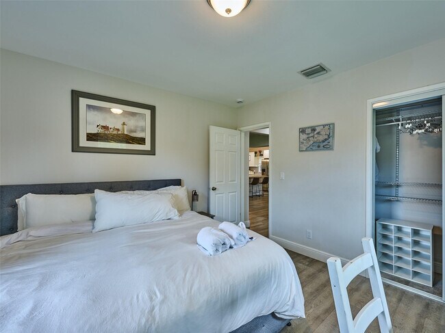 Building Photo - 801 NE 15th St