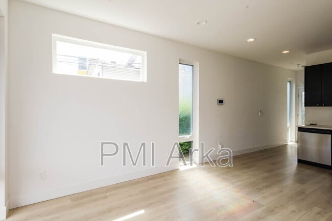 Building Photo - 909 28th Ave S