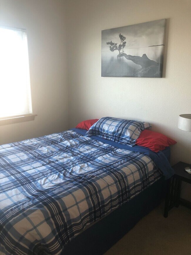 Building Photo - Fully Furnished Lakefront Condo!! 6 Month Lease Available!