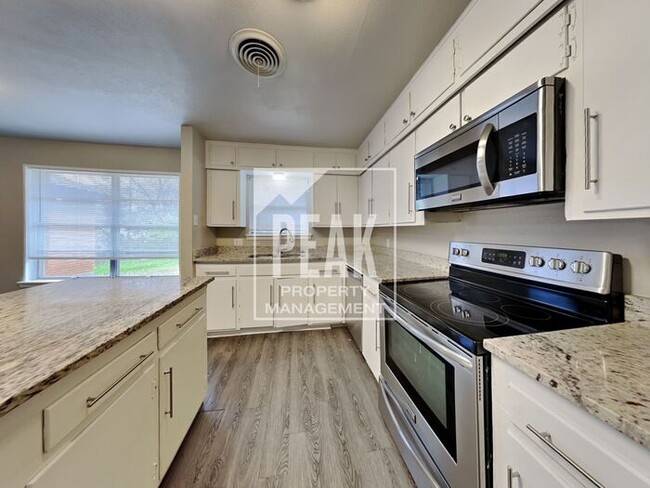 Building Photo - $300 Move-in Special: 3 Bed/2 Bath House f...