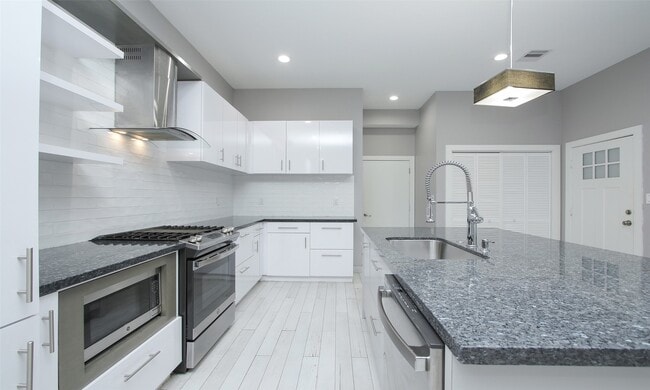 Building Photo - 309 E 43rd St