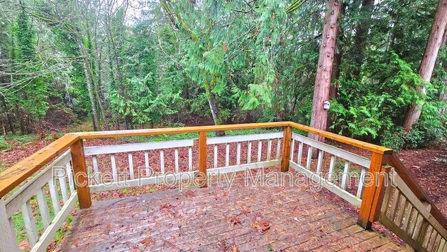 Building Photo - 6449 Lewis NE Dr