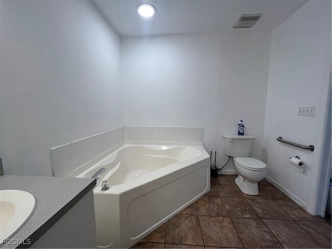 Building Photo - 3325 SW 15th Ave
