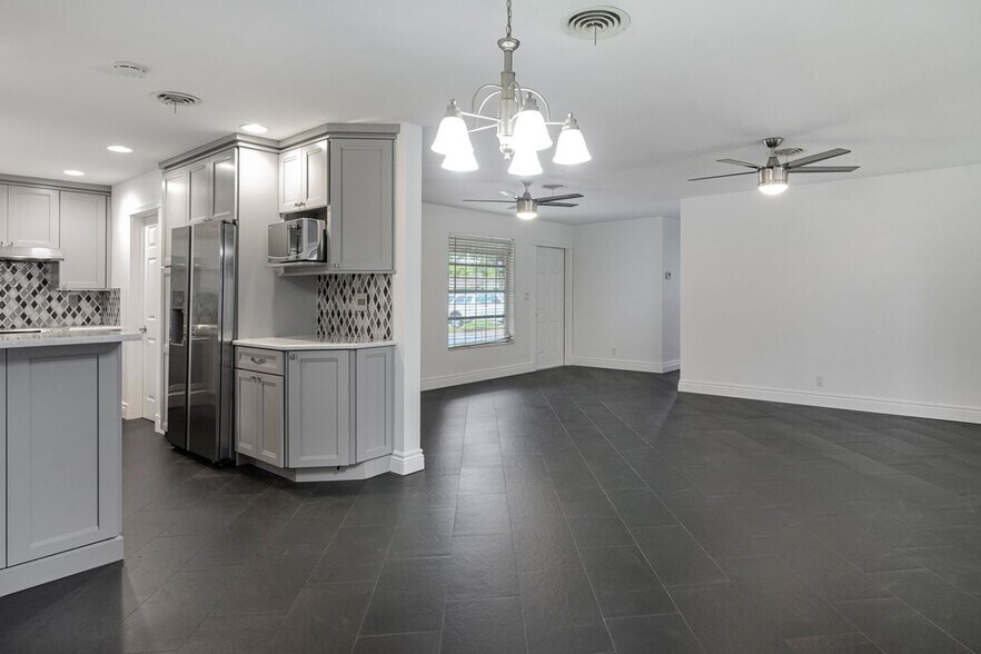 Building Photo - 276 SW 7th Ave