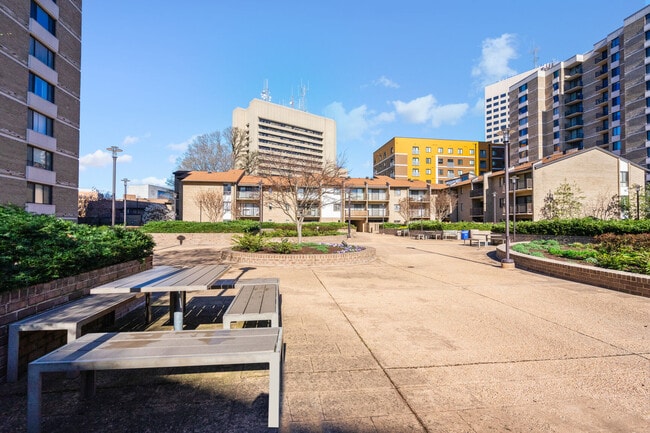 Building Photo - 102 Monroe St