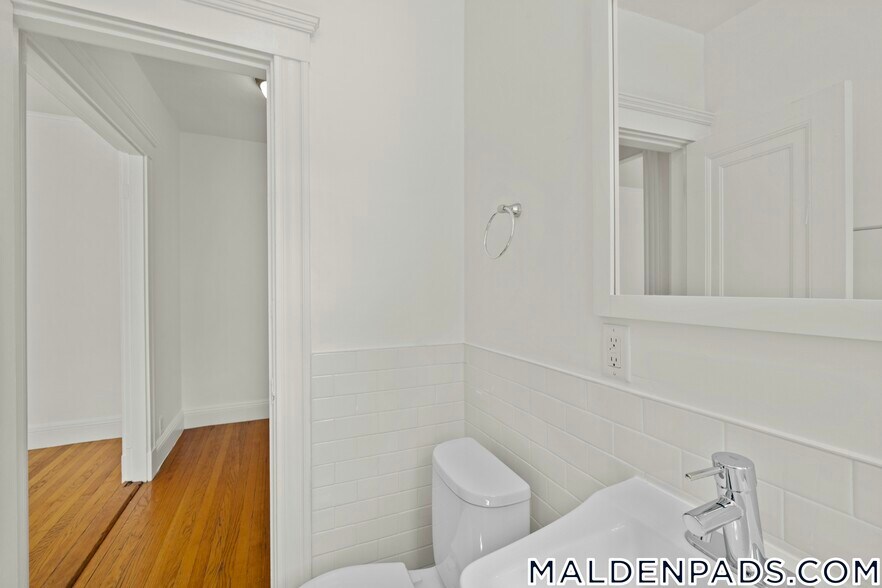 Building Photo - 172 Maple St