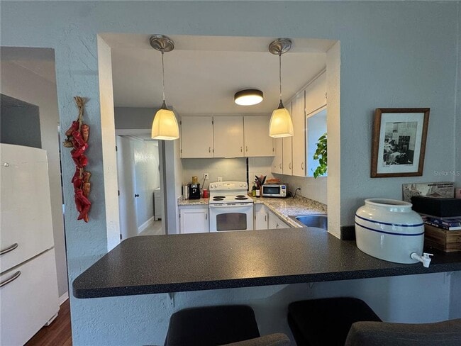 Building Photo - 833 12th Ave N