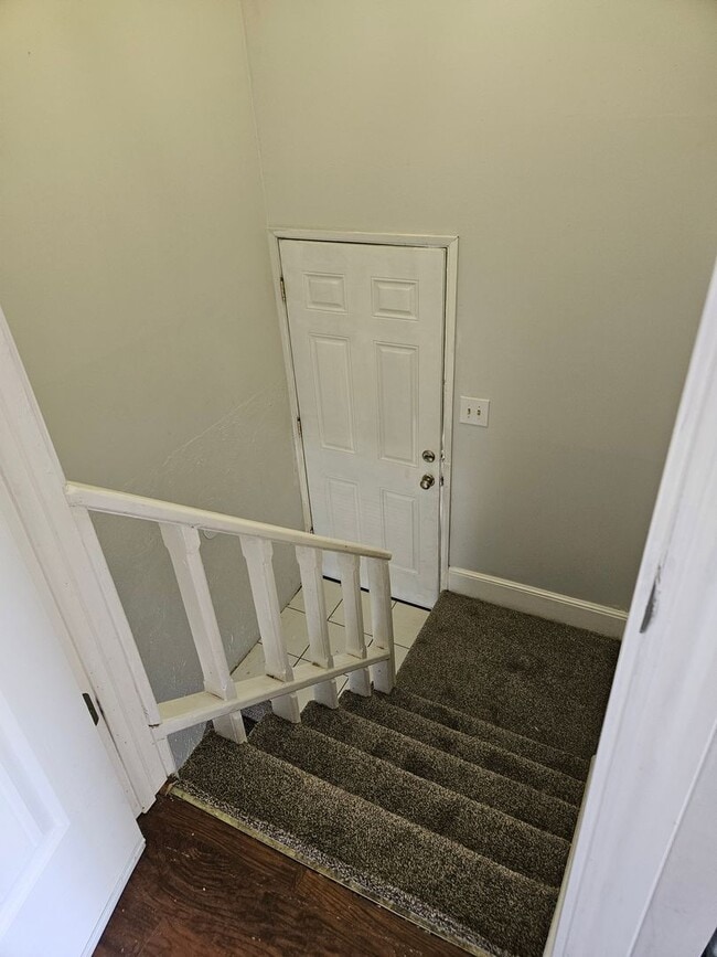 Building Photo - Beautiful 5 Bedroom home in Great Layton Location!