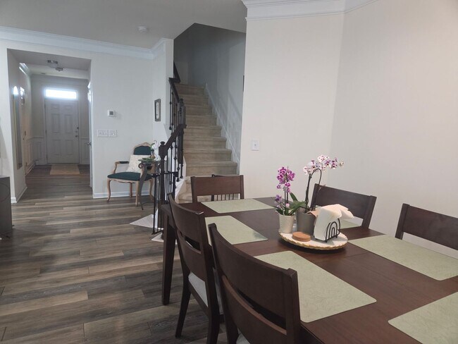 Building Photo - Well Maintained Large townhome in Steele Creek