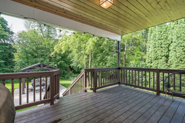 Building Photo - Stunning rambler on Tanager Road!