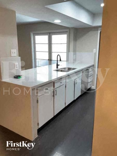 Building Photo - 4527 W Solano Dr S