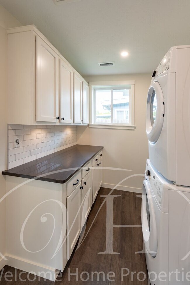 Building Photo - Country Living in Gorgeous 2 Bedroom Home Near Town