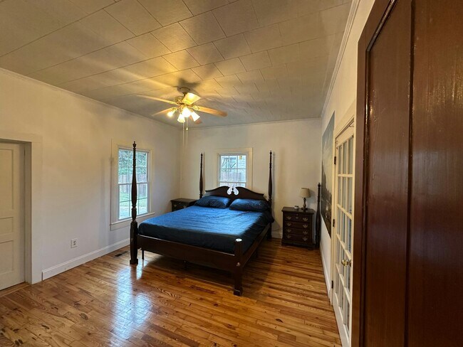 Building Photo - 302 Catawba Ave