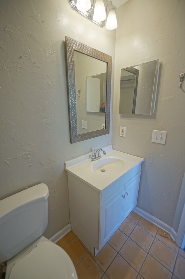 Building Photo - 2-Bedroom, 2 1/2-Bath, Gated South Tampa C...