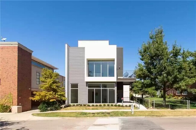 Building Photo - 435 NW 12th St