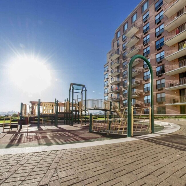 Building Photo - 330 River St