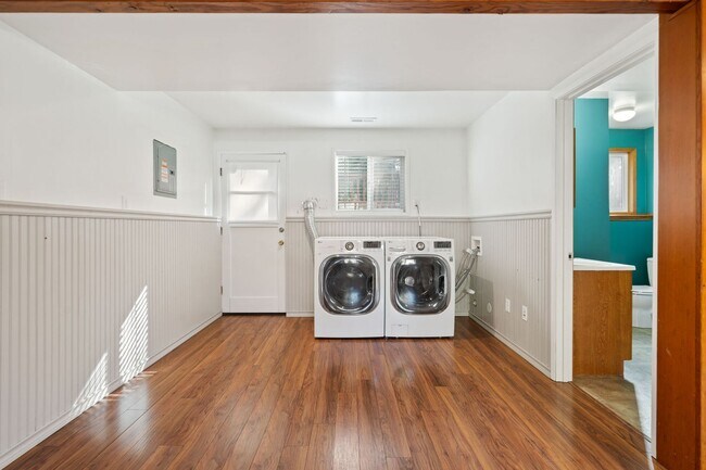 Building Photo - 9394 SE Mason Cir