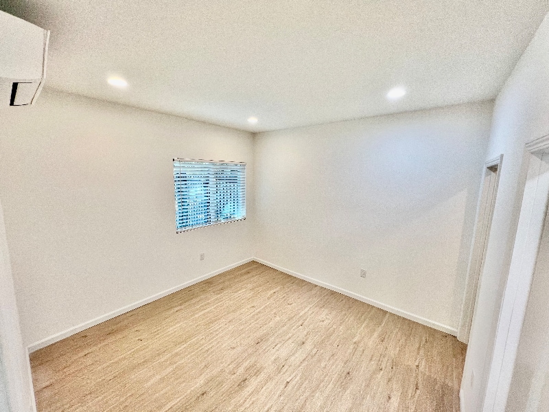 Building Photo - 859 W 43rd Pl