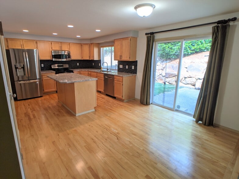 Upgraded kitchen with stainless steel appliances and granite countertops - 1908 Dayton Ave NE