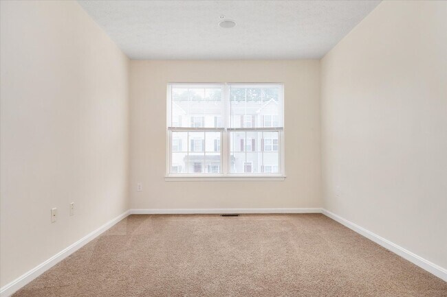 Building Photo - Beautiful End-Unit Townhome for Rent