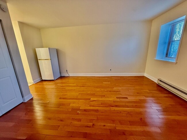 Building Photo - 2528 Christian St