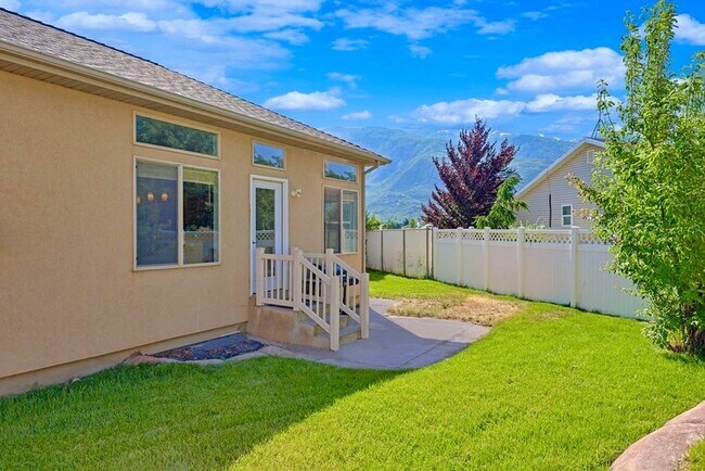 Building Photo - 2093 E View Dr