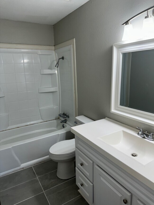 Building Photo - 1779 Stoneridge Dr
