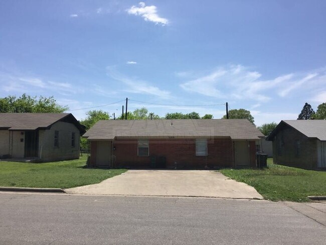 Primary Photo - 2204 Poage Ave