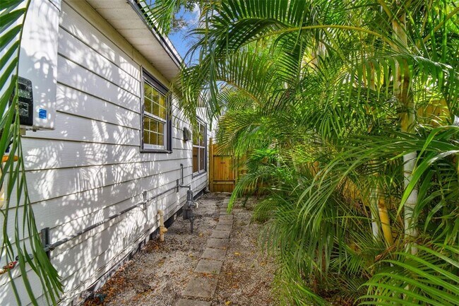 Building Photo - 145 24th Ave SE