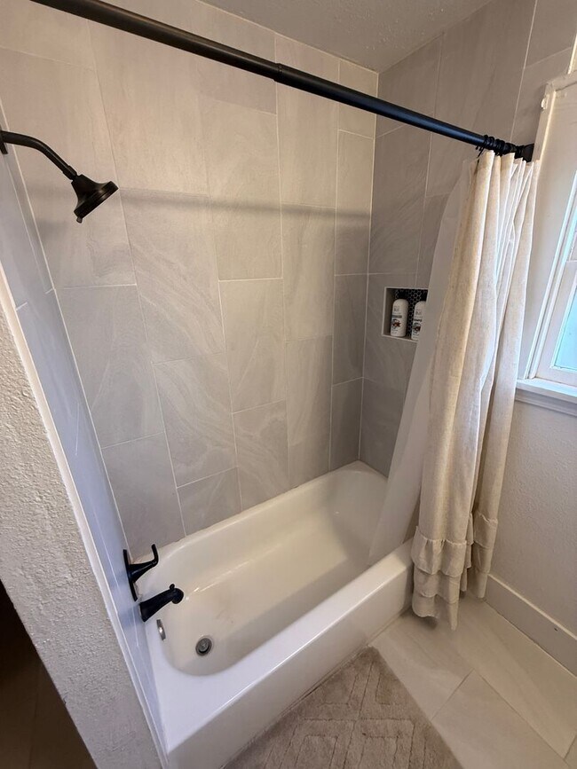 Building Photo - Available NOW!! 2/1 in South Overton