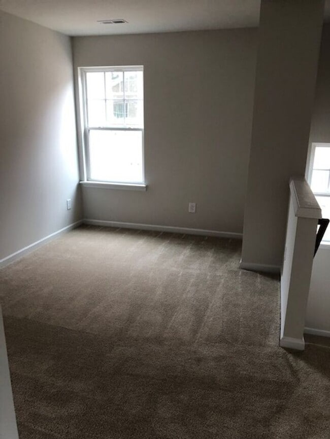 Building Photo - Beautiful 3BR 2.5BA TownHouse w/ In-Unit Laundry • Garage Parking • Stainless Kitchen in Charlotte