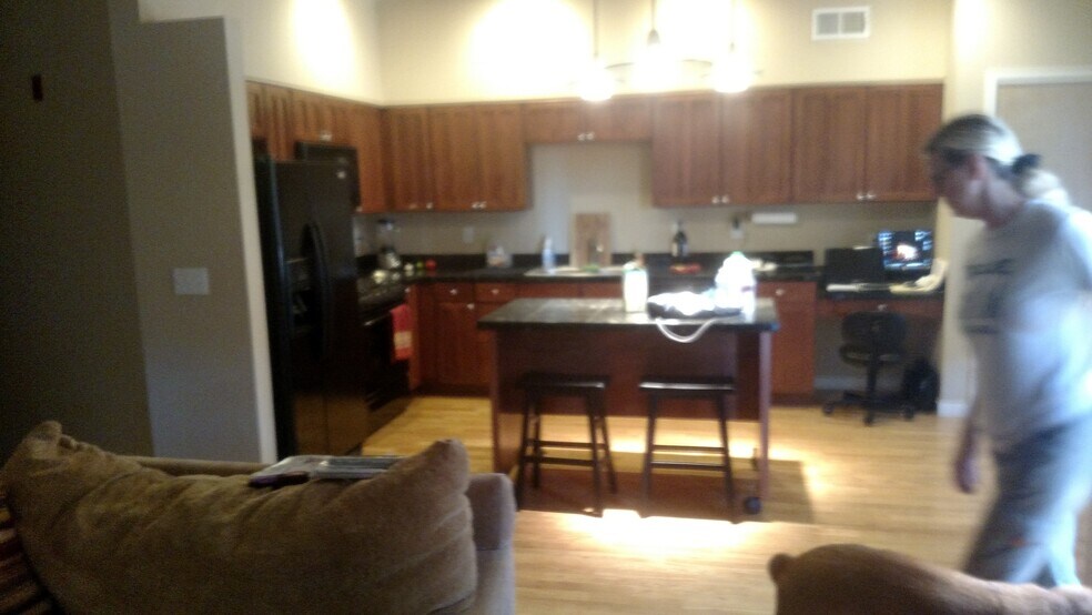 Building Photo - 1053 W Century Dr