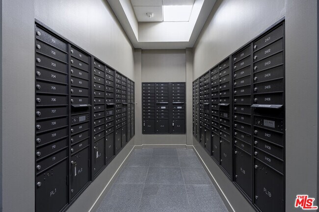 Building Photo - 3785 Wilshire Blvd