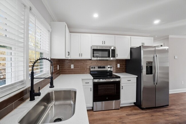 Building Photo - 930 Bond Ave